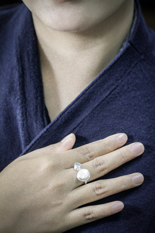 Bypass ring 925 sterling silver with genuine fresh water pearl biwa and natural blue topaz