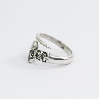 bypass ring 925 sterling silver decorated with natural black and white shell heart shape