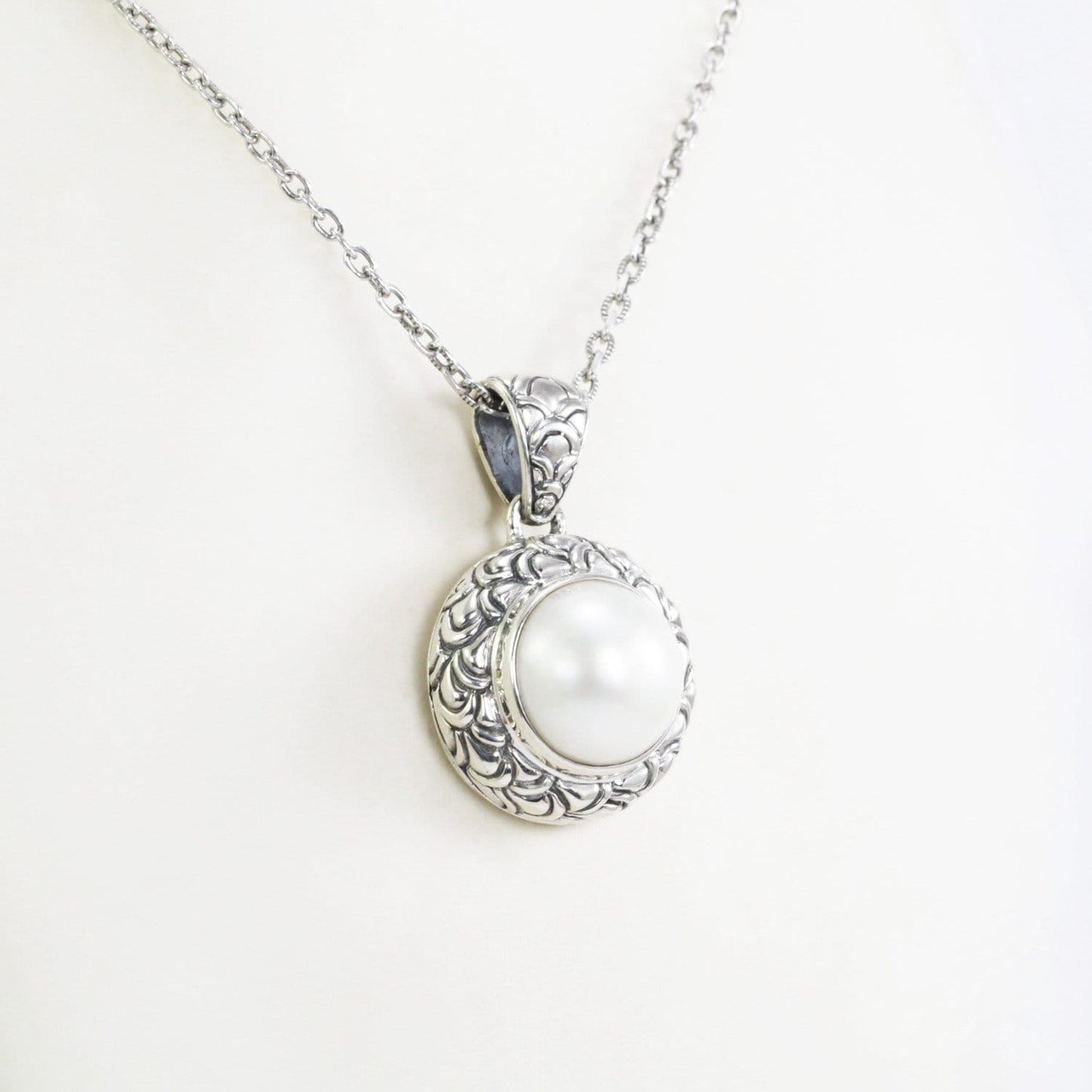 white mabe pearl pendant 925 sterling silver decorated with dragon skin ornament