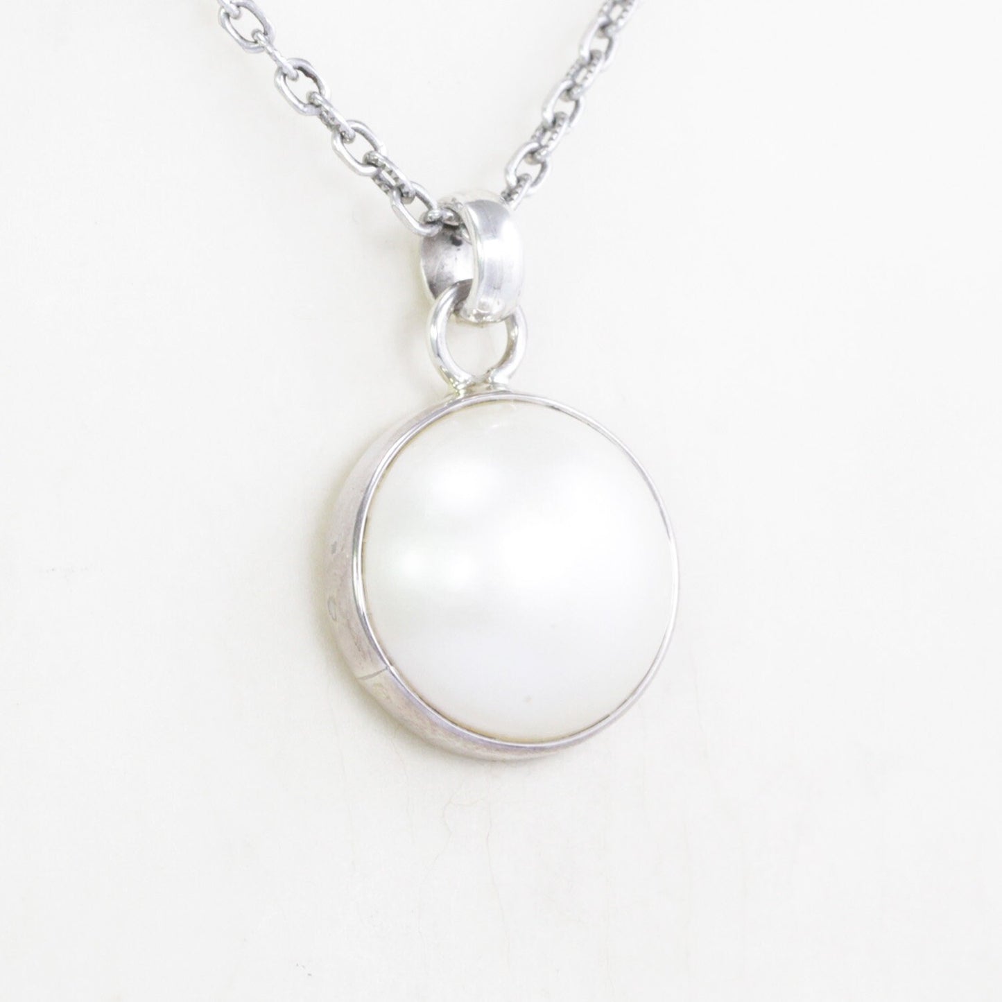 round white Mabe pearl set in 925 sterling silver pendant 15 mm round