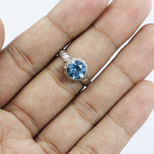 round blue topaz ring 925 sterling silver decorated with cable style ornament