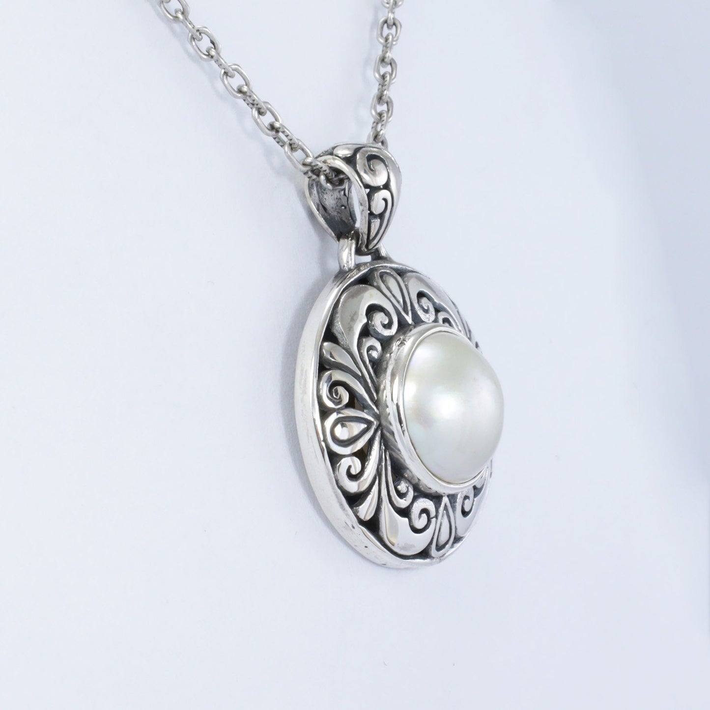 Round pendant 925 sterling silver with genuine white mabe pearl decorated with swirl filigree Bali inspired