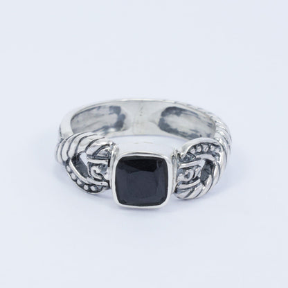 Onyx ring 925 sterling silver decorated with with cable style ornament