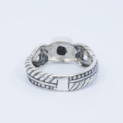 Onyx ring 925 sterling silver decorated with with cable style ornament