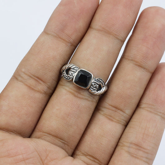 Onyx ring 925 sterling silver decorated with with cable style ornament
