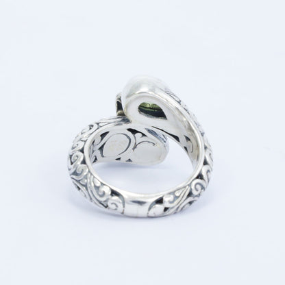 bypass ring with dragonfly and peridot set in 925 sterling silver and 18K yellow gold decorated with swirl filigree ornament