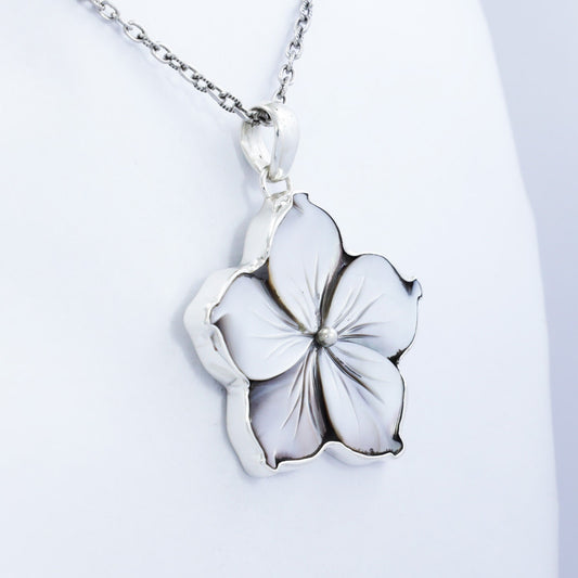 flower pendant made of mother of pearl set in 925 sterling silver bezel set