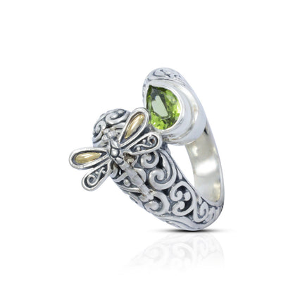 bypass ring with dragonfly and peridot set in 925 sterling silver and 18K yellow gold decorated with swirl filigree ornament