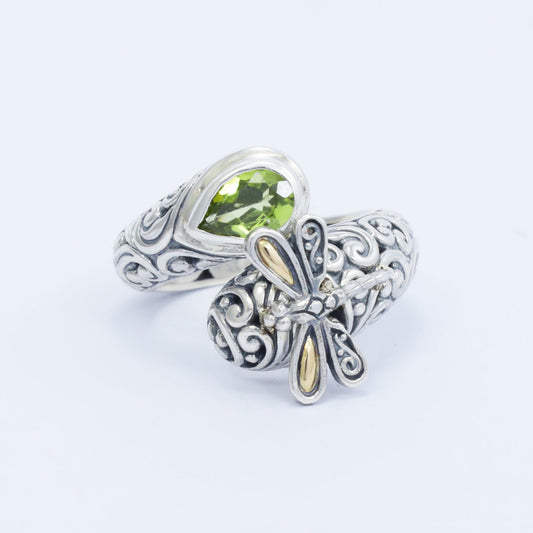 bypass ring with dragonfly and peridot set in 925 sterling silver and 18K yellow gold decorated with swirl filigree ornament